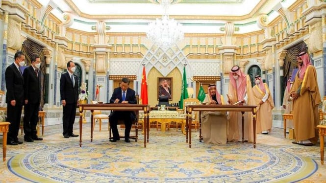 Presiden China Xi Jinping menandatangani kerjasama dengan Raja Salman  
