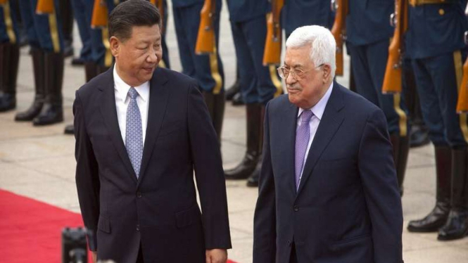 Presiden China Xi Jinping saay bersama Presiden Palestina Mahmoud Abbas 