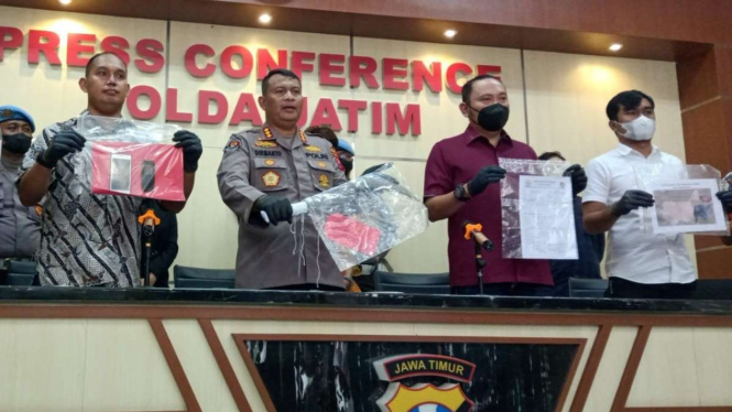 Polisi merilis kasus pembunuhan perempuan hamil di Lumajang di Polda Jatim.