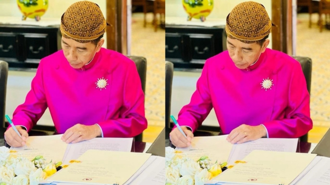 Presiden Jokowi menandatangani dokumen negara di sela acara siraman Kaesang