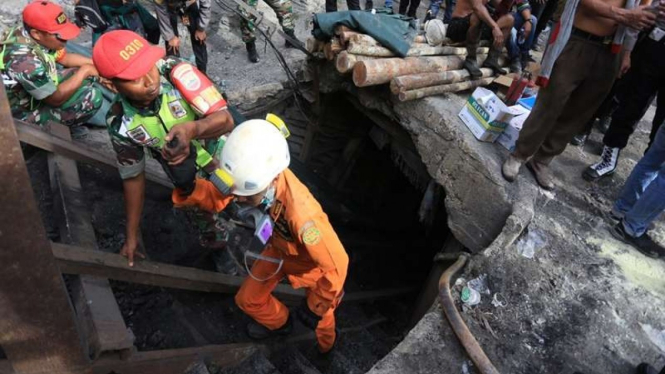 Proses evakuasi pekerja tambang batu bara yang meledak di Sawahlunto, Sumbar