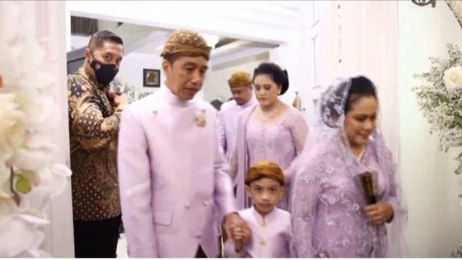 Jokowi dan Iriana antar Kaesang midodareni ke rumah Erina