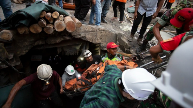 Evakuasi Korban Ledakan Tambang Batu Bara PT Nusa Alam Lestari, Desa Salak, Kecamatan Talawi, Kota Sawahlunto.