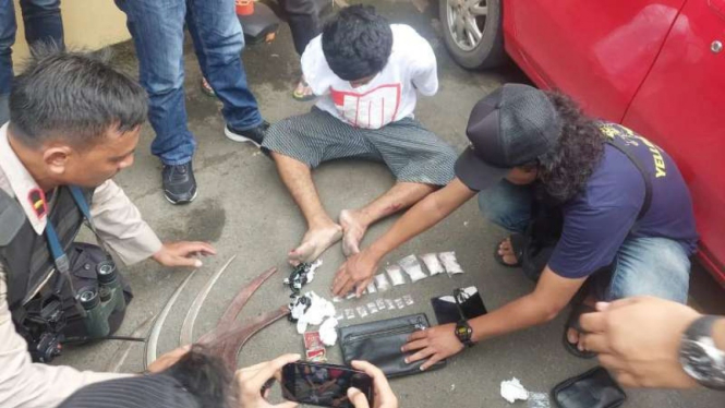 Polisi tangkap seorang warga yang diduga pengedar narkoba di Kampung Bahari.