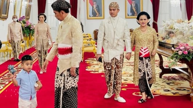 Presiden Jokowi dan cucu di Gedung Agung Yogyakarta.