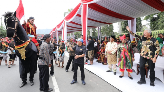 Pawai Budaya Kerajaan di depan Pelataran Borobudur, Jawa Tengah