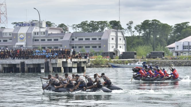 VIVA Militer: Koarmada III TNI AL gelar lomba dayung di Sorong, Papua 