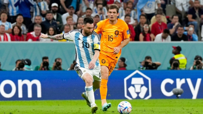 Gelandang Timnas Belanda, Marten De Roon saat berhadapan dengan Lionel Messi.