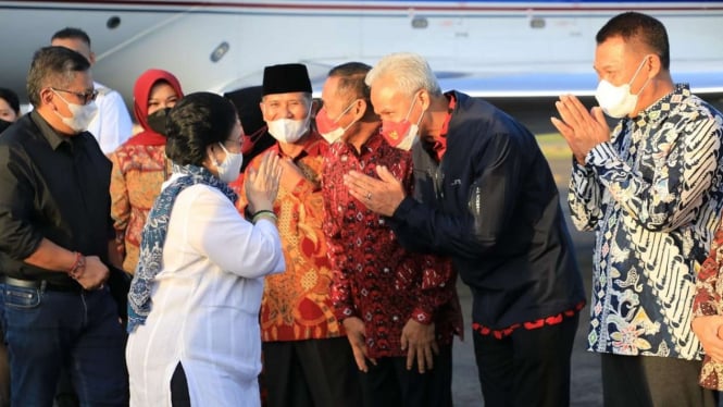 Gubernur Jawa Tengah, Ganjar Pranowo menyambut Ketum PDIP Megawati.