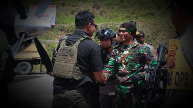 VIVA Militer: Dansatgas Yonif Para Raider 305/Tengkorak dan Brigjen TNI Agung.