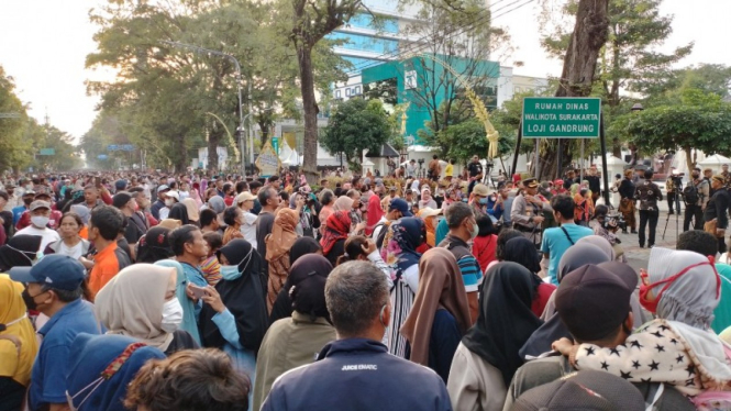 Warga Penuhi Loji Gandrung dan Jalan Slamet Riyadi, Ingin Lihat Prosesi Adat dan Kiran Kaesang-Erina.