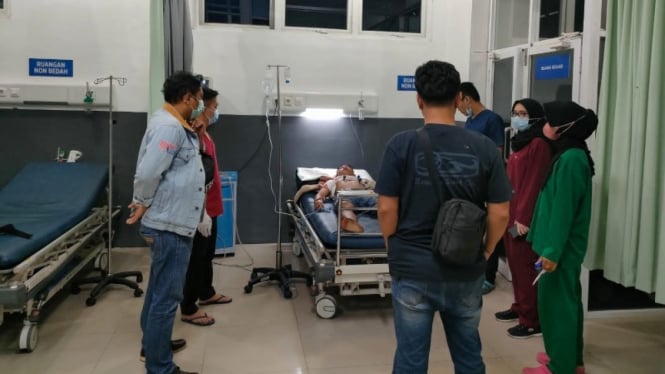 Rekan korban yang tewas dirawat  dirumah Sakit Bhayangkara, Kota Jambi karena luka ringan akibat benda tajam.