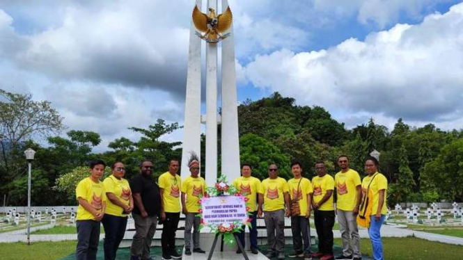 Foto bersama Komnas HAM Perwakilan Papua saat berziarah di Taman Makam Pahlawan, di Waena, Kota Jayapura, Sabtu, 10 Desember 2022.