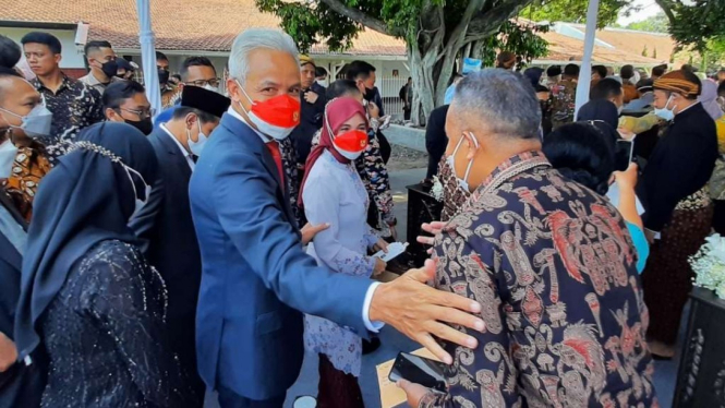 Gubernur Jawa Tengah Ganjar Pranowo beserta istrinya, Siti Atikoh, menghadiri acara pernikahan putra bungsu Presiden RI Joko Widodo, Kaesang Pangarep, dengan Erina Gudono di Pura Mangkunegaran, Solo, Jawa Tengah Minggu, 11 Desember 2022.