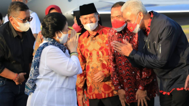 Ganjar Pranowo saat menjemput Ketum PDIP MegawatI Sukarnoputri. Ganjar Pranowo saat menjemput Ketum PDIP MegawatI Sukarnoputri.