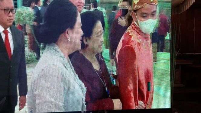 Ketua Umum PDIP yang juga Mantan Presiden RI Megawati Soekarnoputri menggandeng tangan Gibran.