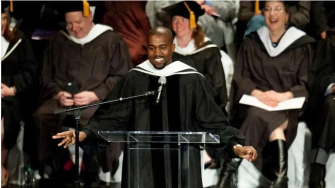 Kanye West saat menerima gelar doktor kehormatan di tahun 2015
