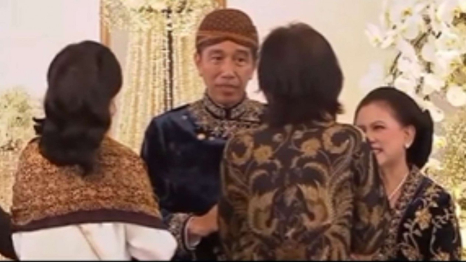 Ian Antono bersalaman dengan Presiden Jokowi di pernikahan Kaesang-Erina