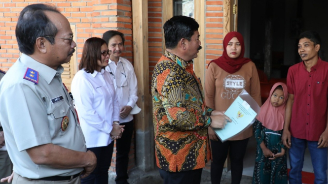 Menteri ATR/ Kepala BPN serahkan sertipikat konsolidasi tanah ke masyarakat
