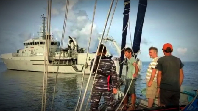 VIVA Militer: Kapal Perang TNI selamatkan 3 warga asing Kapal MV. China Dolphin