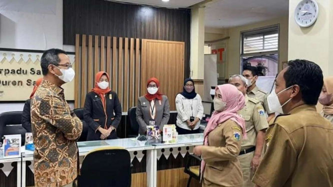 Pj Gubernur DKI Heru Budi Hartono sidak di PTSP Kecamatan Duren Sawit.