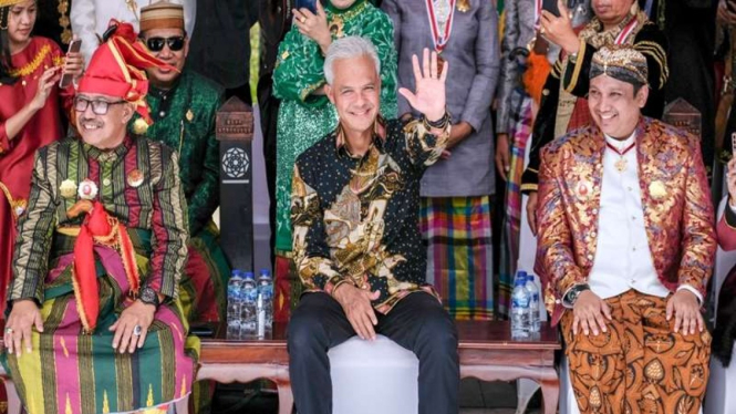 Gubernur Jawa Tengah Ganjar Pranowo (tengah)