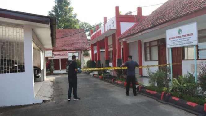 Polisi memasang garis polisi di lokasi rumah dinas Wali Kota Blitar