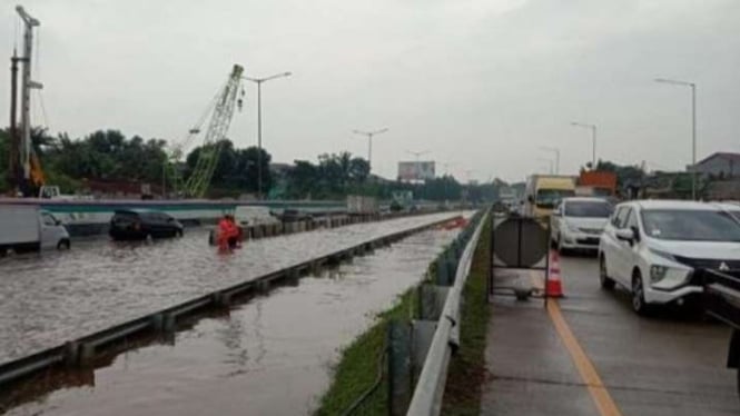 Arsip--Tol Pondok Aren-Serpong saat banjir beberapa waktu lalu.
