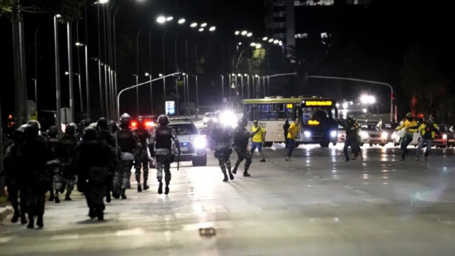 Suporter Presiden Brasil Jair Bolsonaro bentrok dengan polisi.