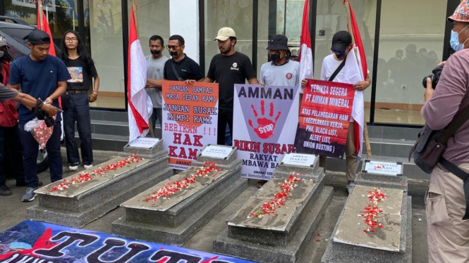 Unjuk rasa di Kantor Komnas HAM, massa mogok makan dan pasang batu nisan