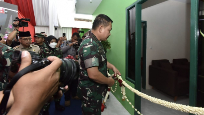 VIVA Militer: KSAD Jenderal TNI Dudung meresmikan Rumah Layak Huni di Kalideres