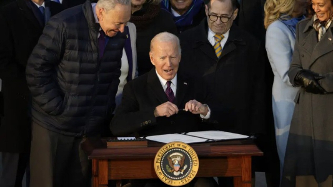 Presiden AS Joe Biden menandatangani undang-undang yang melindungi pernikahan sesama jenis dan antar ras di AS.