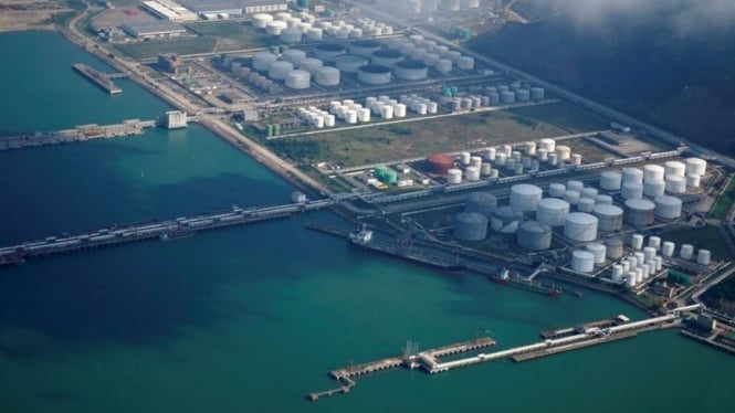 Tangki minyak dan gas terlihat di gudang minyak di pelabuhan di Zhuhai, China.