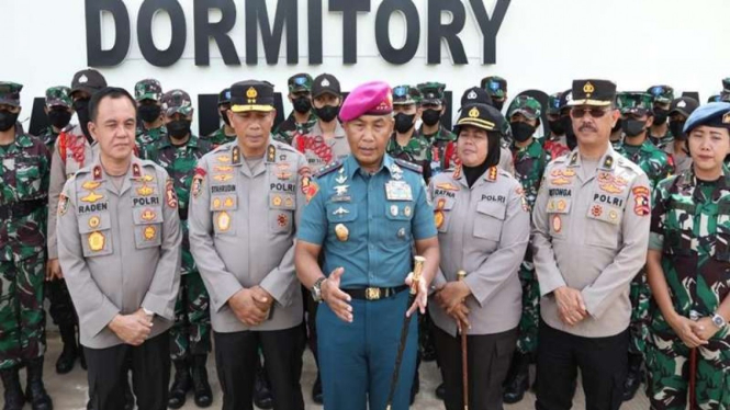 Dankodiklat TNI AL Letjen TNI (Mar) Suhartono (tengah)