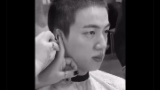 Viral, video momen Jin BTS cukur rambut sebelum wajib militer