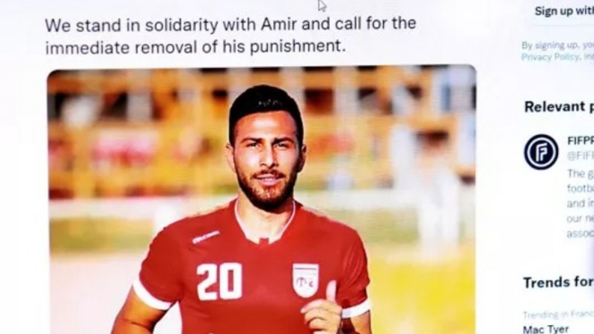 Pemain sepakbola Iran  Amir Nasr-Azadani ditangkap setelah berpartisipasi dalam protes Iran baru-baru ini.