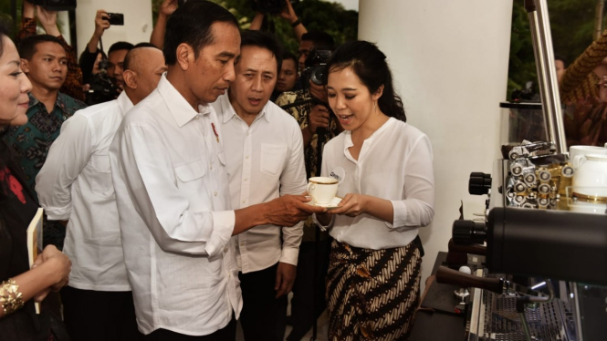 Presiden Joko Widodo cicipi kopi Nusantara. 