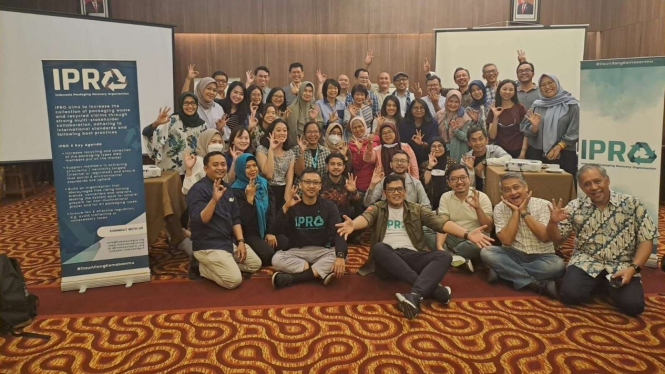 Anggota Indonesia Packaging Recovery Organization (IPRO) gelar pertemuan.