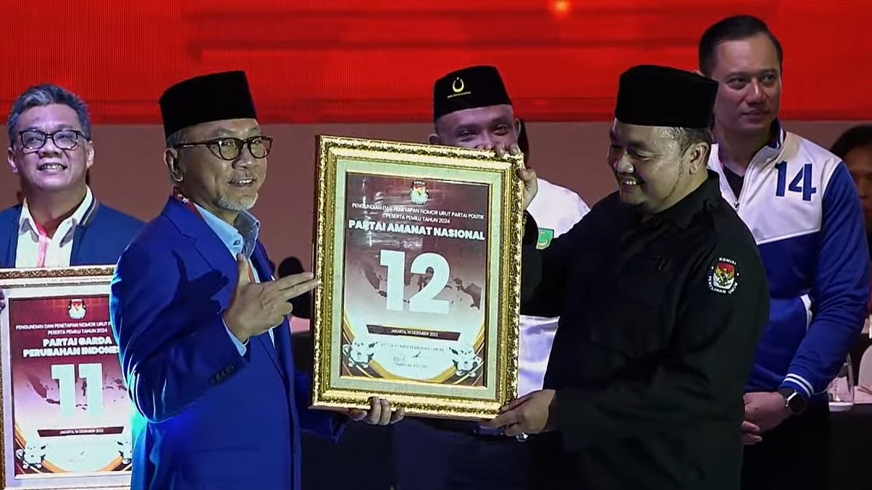 https://thumb.viva.co.id/media/frontend/thumbs3/2022/12/14/6399ef1e06f8f-ketua-umum-pan-zulkifli-hasan-menerima-nomor-urut-pan-untuk-pemilu-2024_1265_711.jpeg