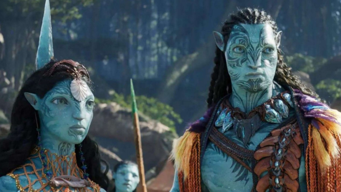 Kate Winslet (kiri) dalam Avatar 2