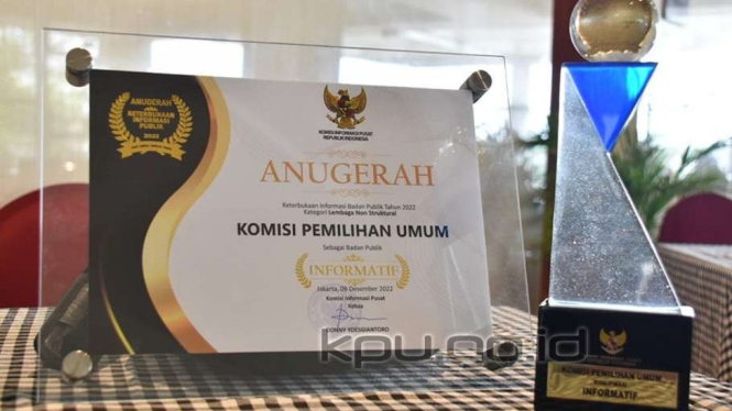 Ketua KPU Hasyim Asyari (kiri) menerima anugerah Anugerah Keterbukaan Informasi 
