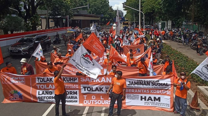 Aksi Partai Buruh saat menolak RKUHP dan cabut Omnibus Law.