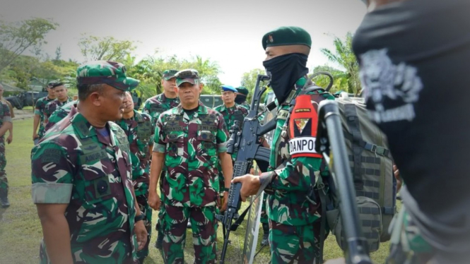 VIVA Militer: Mayjen TNI Ainurrahman bersama pasukan Yonif RK 115/Macan Leuser.