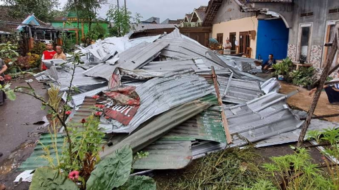 Atap bangunan terbang menimpa rumah warga di Pakis, Kabupaten Malang.