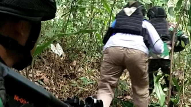 VIVA Militer: Pasukan Kopasgat TNI AU lindungi awak media di tengah hutan