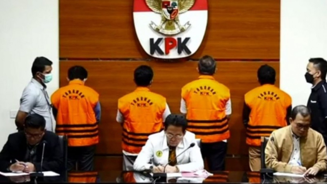 Deputi Penindakan dan Eksekusi KPK Karyoto (kiri), Wakil Ketua KPK Johanis Tanak (tengah) dan Kepala Bagian Pemberitaan KPK Ali Fikri saat jumpa pers di Gedung Merah Putih KPK, Jakarta.