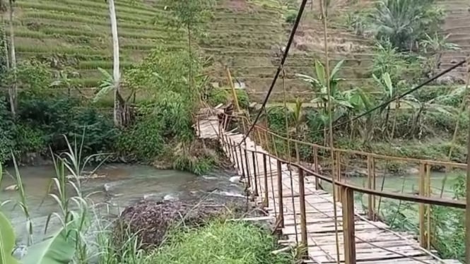Jembatan gantung Rawayan di atas sungai Cijalu pondasinya amblas hingga nyaris ambruk.