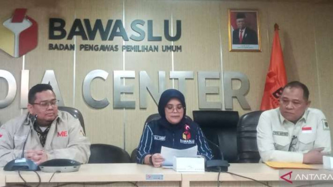 Konferensi pers mengenai hasil pemantauan Bawaslu RI terhadap tahapan pendaftaran dan verifikasi administrasi serta verifikasi faktual partai politik calon peserta pemilu 2024, di Media Center Bawaslu RI, Jakarta, Kamis, 15 Desember 2022.