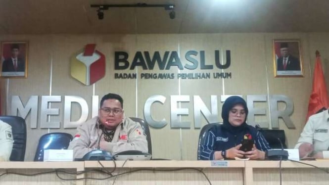 Konferensi pers mengenai hasil pemantauan Bawaslu RI terhadap tahapan pendaftaran dan verifikasi administrasi serta verifikasi faktual partai politik calon peserta pemilu 2024, di Media Center Bawaslu RI, Jakarta, Kamis, 15 Desember 2022.