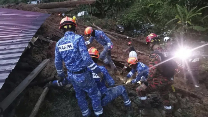 Tanah longsor terjadi di sebuah perkemahan turis di Malaysia, pada Jumat, 16 Desember 2022, dan menyebabkan 2 orang tewas serta 51 orang dikhawatirkan terkubur.